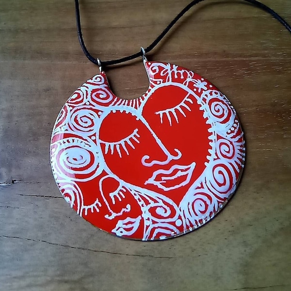 ART Porte bonheur Pendentif "Rencontre Rouge Passion" Amitié Amour, cordon cuir noir Vintage, Ligne Claire, Bijou Insolite Création LydieLYK