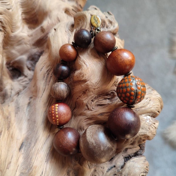 Nature Bijoux, TOTEM Armband, Vintage, 11 houten kralen van verschillende soorten en diameters met een honingoranje geëmailleerde bronzen kraal