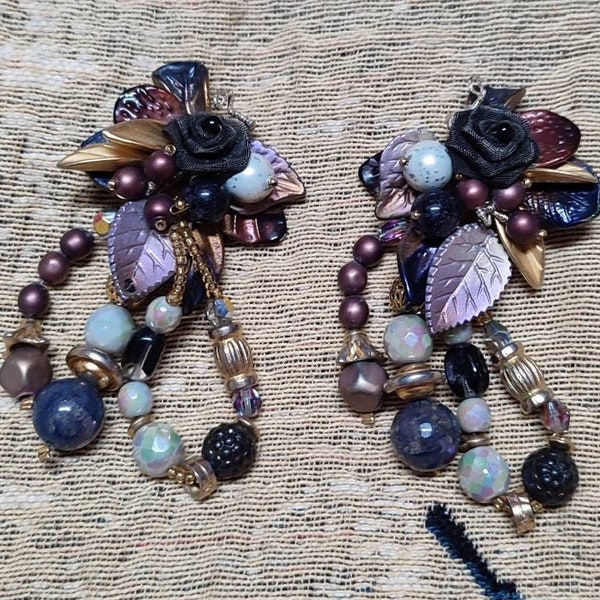 Boucles d’oreilles vintage 1990 en feuille de résine aux couleurs de l'automne, fleurs tissus, feuilles et perles résine, plastique, verre