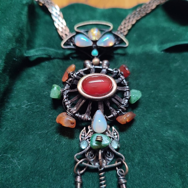 AL Alexa LECOMTE France Collier Unique artistique signé, Cabochon Agathe, vert, opale, irisé, pierre, Bijou luxe couture 1990 bronze cuivré