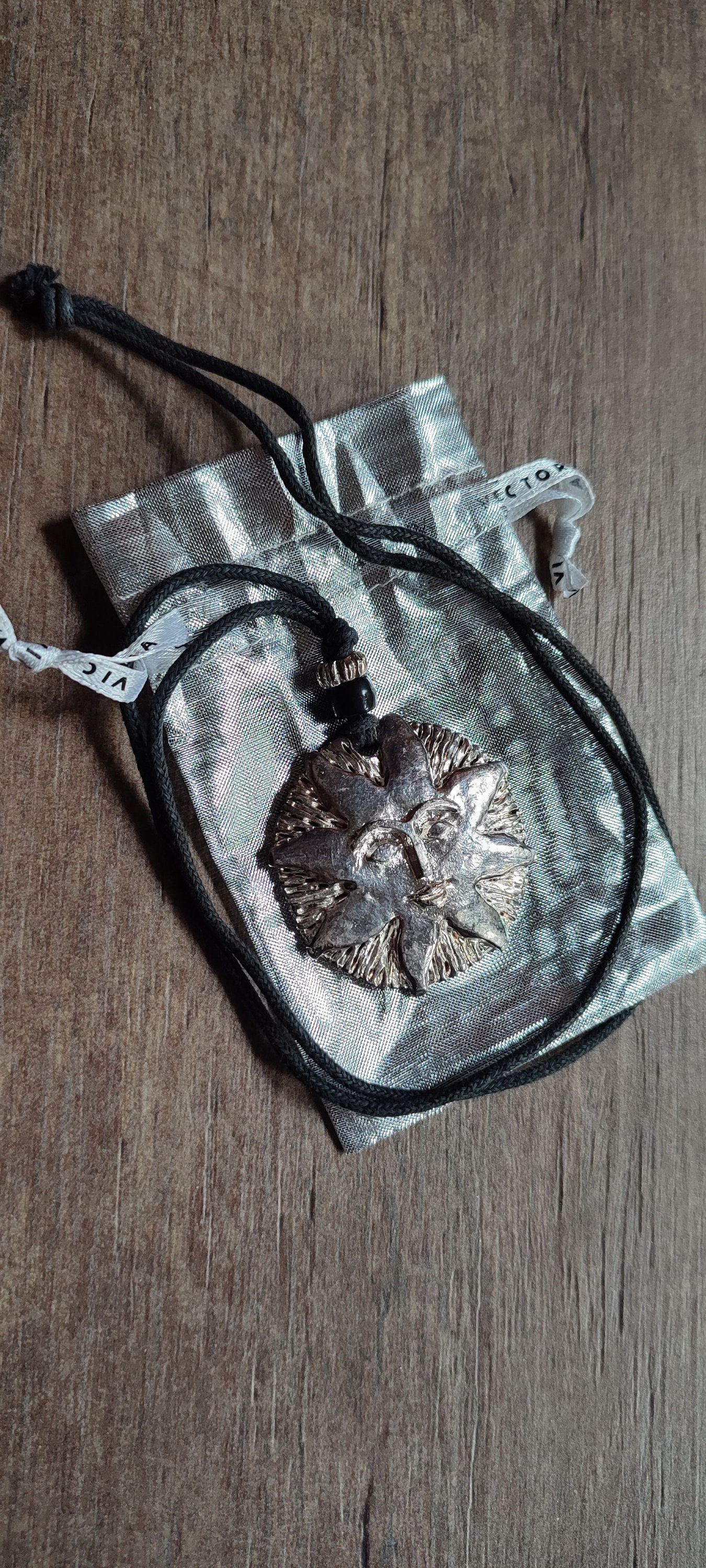Collier Vintage Années 80 Jacky De G Paris - Pendentif Soleil En étain Finition Argent Vieilli