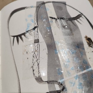 Arte eco-responsabile su nastro riciclato, disegno su pluriball blu - Opera originale, Pezzo unico, Artista FR LydieLYK - Incontri umani