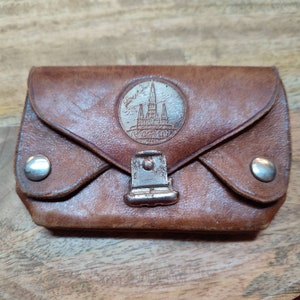 Souvenir Lourdes, Porte monnaie CUIR multi poches clip pressions, cuir fauve gaufré, 1970, magnifique patine, objet collector symbole de foi