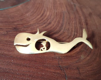 Atypical Moby dick brooch superb avant-garde design signed but illegible, whale with a character in its belly, Openwork gold tone