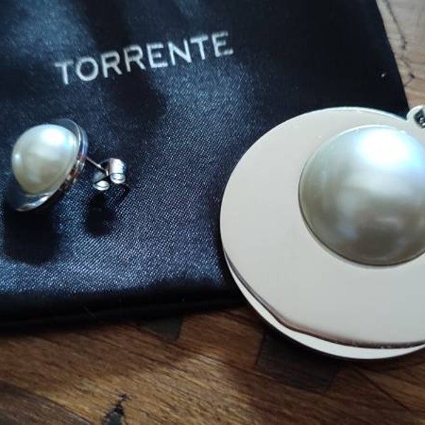 TORRENTE acier Pendentif et boucles d'oreilles, Parure haute couture Design contemporain et imitation perle nacrée pour Look urbain actuel