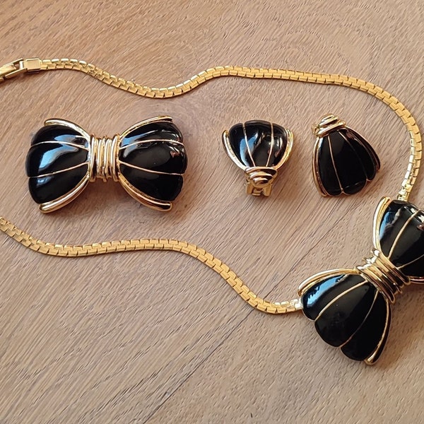 Parure ORENA PARIS Noeud papillon Collier semi rigide, clips oreilles et broche Ton or, plaqué ? Signé, émail noir, Art Déco 1980 Style 1950