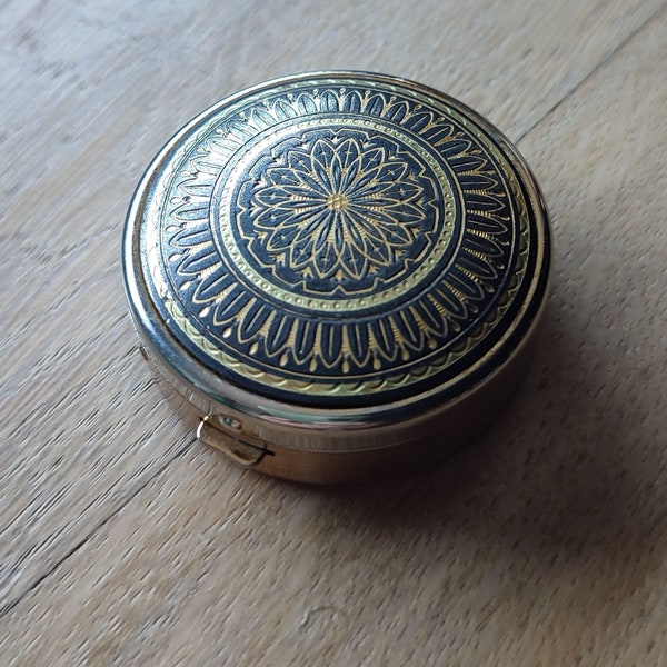 Pils box, Boite ronde, Rosace Toledo Style Damascene, diamètre 5 cm, style géométrique,  1970, Pilulier ou petit rangement Parfait cadeau