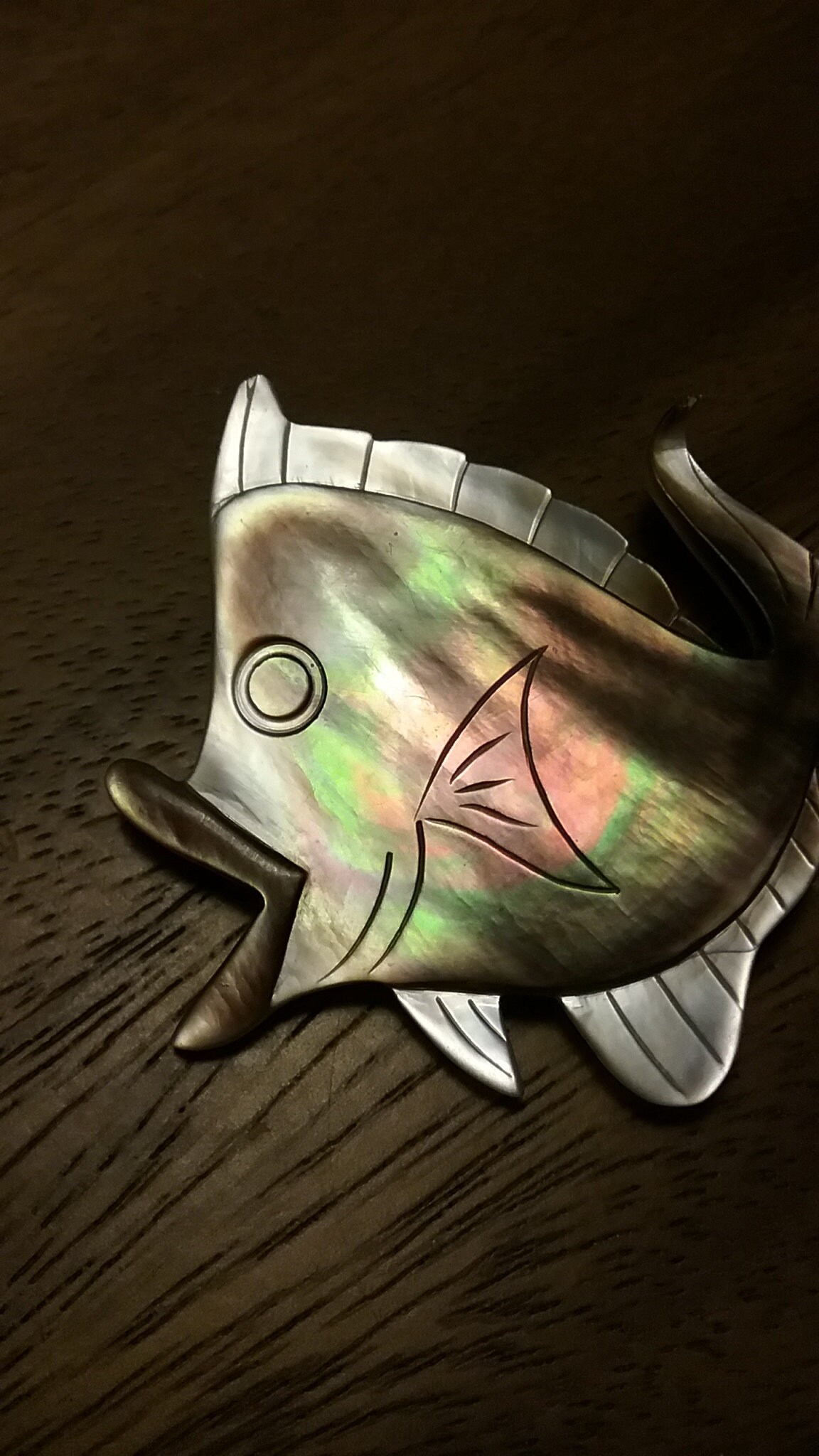 Broche Ancienne En Forme De Poisson En Nacre - Dimensions 3,5 X 2 Cm, Occasion Sans Marque