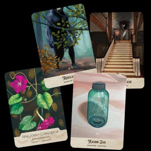 Puede incluir: Se muestran cuatro cartas del tarot sobre un fondo negro. Las cartas presentan ilustraciones de un gorila, una escalera, un tarro Mason y una vid floreciente. El tarro Mason es de color verde azulado con el texto "Ball". La carta del gorila tiene el texto "Rouga".