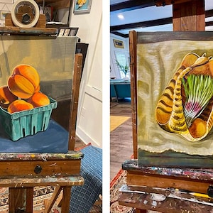 Puede incluir: Dos pinturas sobre caballetes. La primera representa una naturaleza muerta de melocotones en una cesta turquesa. La segunda pintura muestra una representaci&oacute;n estilizada y abstracta de una verdura, posiblemente una cebolla, con hojas verdes y rojas.