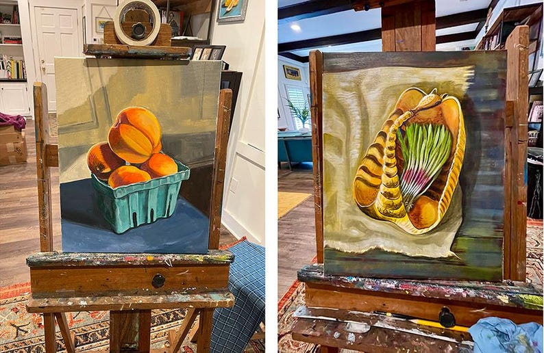 Puede incluir: Dos pinturas sobre caballetes. La primera representa una naturaleza muerta de melocotones en una cesta turquesa. La segunda pintura muestra una representaci&oacute;n estilizada y abstracta de una verdura, posiblemente una cebolla, con hojas verdes y rojas.