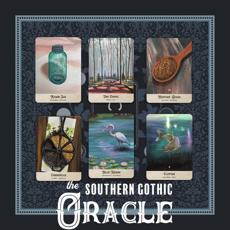 Puede incluir: Baraja de cartas Southern Gothic Oracle con seis ilustraciones: Mason Jar, The Grove, Mustard Seeds, Cornbread, Blue Heron y Catfish. La baraja est&aacute; enmarcada por un borde azul oscuro con un patr&oacute;n floral y el t&iacute;tulo "The Southern Gothic Oracle".