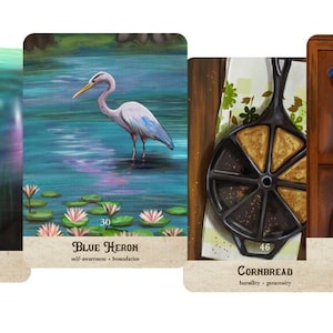 Puede incluir: Se muestran cuatro cartas del tarot. Presentan ilustraciones de un bagre, una garza azul, pan de ma&iacute;z en una sart&eacute;n de hierro fundido y un vestido azul y morado. Cada carta tiene un t&iacute;tulo y palabras clave.
