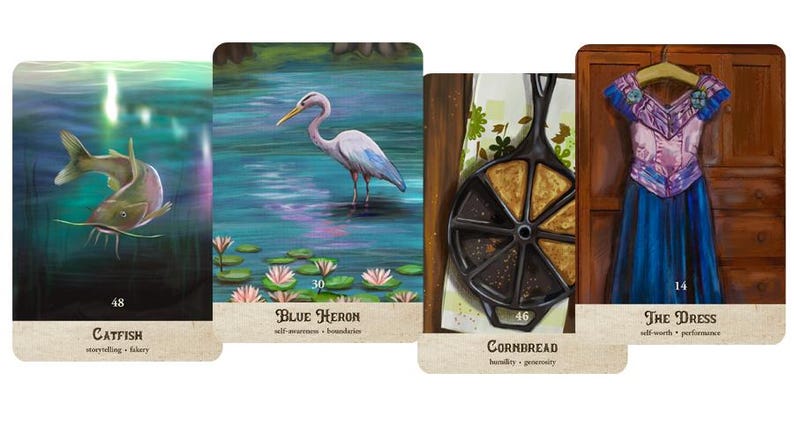 Puede incluir: Se muestran cuatro cartas del tarot. Presentan ilustraciones de un bagre, una garza azul, pan de ma&iacute;z en una sart&eacute;n de hierro fundido y un vestido azul y morado. Cada carta tiene un t&iacute;tulo y palabras clave.
