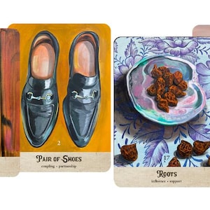 Puede incluir: Un conjunto de cuatro cartas de tarot con ilustraciones en acuarela. Las cartas representan un hacha, un par de zapatos negros, un plato de ra&iacute;ces y un tarro de cristal verde. Cada carta tiene un t&iacute;tulo y palabras clave en la parte inferior.