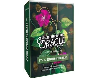 Puede incluir: Un mazo de oráculo en caja titulado "The Southern Botanic Oracle" con un diseño floral. La caja presenta una flor rosa, hojas verdes y el texto "The Southern Botanic Oracle" de Stacey Williams-Ng. La caja es verde.