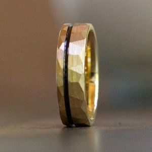 Hammered Tungsten Wedding Band Gold Wedding Band with Black Offset Mens Ring Mens Hammered Wedding Band Gold Wedding Ring for Men Women