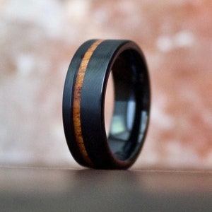 Zwarte trouwring, houten herentrouwring, geborstelde zwarte ring, zwarte herenring, wolfraamring voor mannen, houten ring