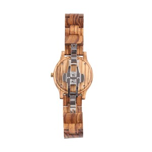 Puede incluir: Un reloj de pulsera de madera con una banda de madera marr&oacute;n y una esfera redonda. La parte posterior del reloj es visible, mostrando el cierre de metal.
