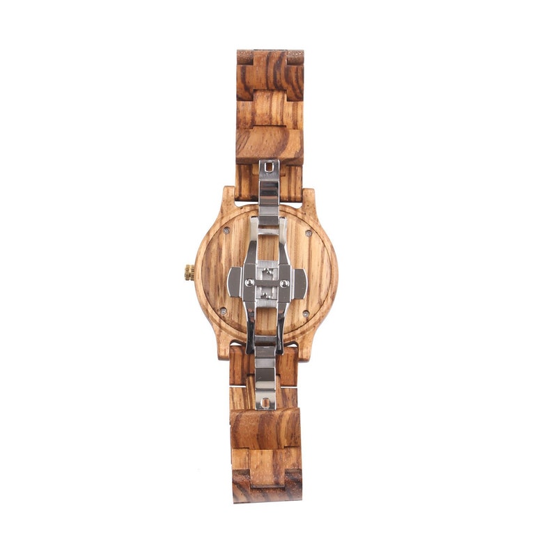 Puede incluir: Un reloj de pulsera de madera con una banda de madera marr&oacute;n y una esfera redonda. La parte posterior del reloj es visible, mostrando el cierre de metal.