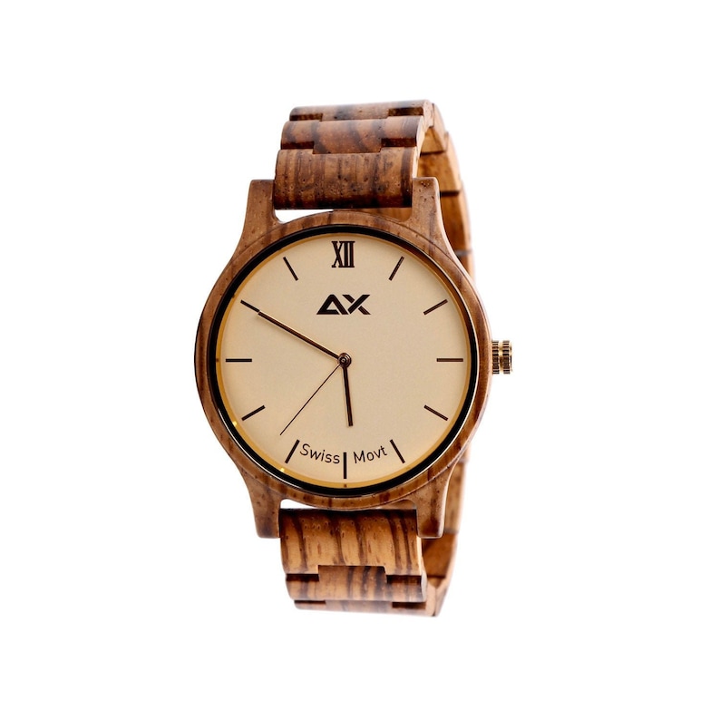 Puede incluir: Un reloj de pulsera de madera con una banda de madera marr&oacute;n y una esfera de color crema. La esfera tiene marcadores de hora en n&uacute;meros romanos negros y un borde dorado. La esfera del reloj tambi&eacute;n tiene el texto "AX" y "Swiss Movt".