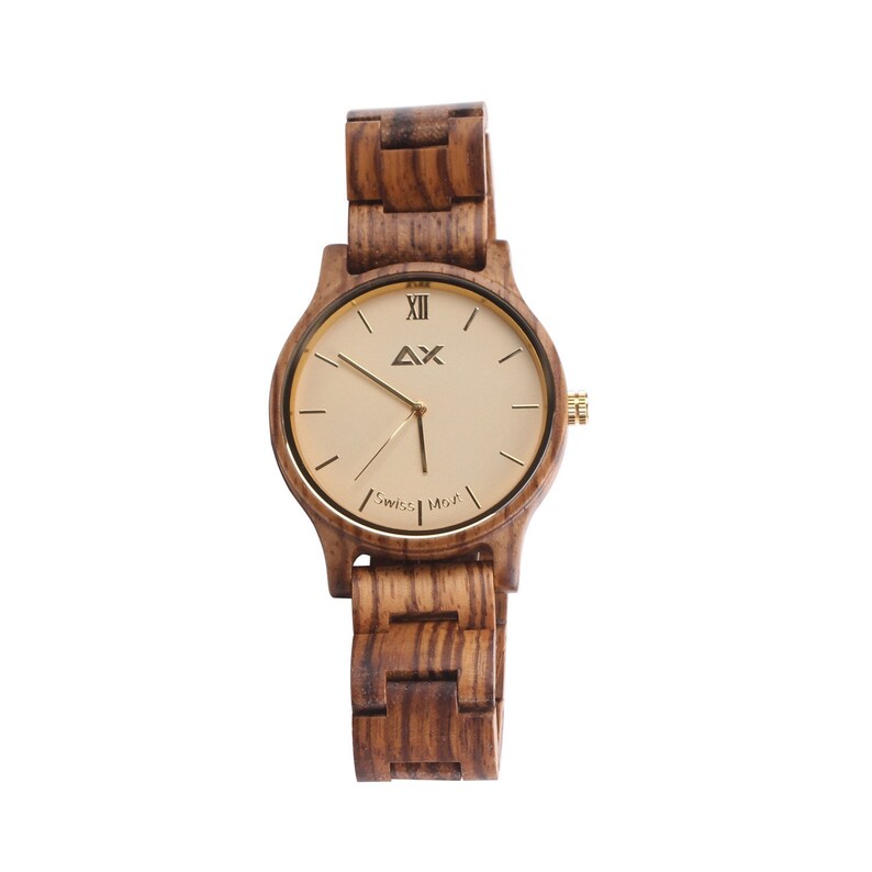 Puede incluir: Un reloj de pulsera de madera con una esfera y agujas doradas. La esfera del reloj tiene n&uacute;meros romanos y el texto "AX" en letras doradas. El texto "SWISS MOVT" tambi&eacute;n est&aacute; impreso en letras doradas en la esfera del reloj.