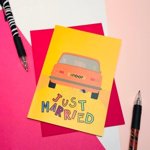 Just Married-wenskaart | Kaart | Bruiloft | Liefde | Kleurrijk | Regenboog | Meneer en mevrouw | Mevrouw en mevrouw | De heer en de heer | Auto | Geel | Groet