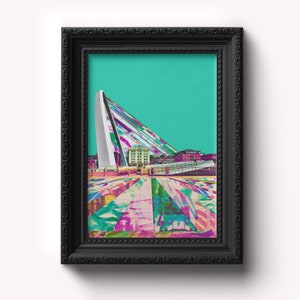 Puede incluir: Una impresión enmarcada de un paisaje urbano abstracto y colorido con un gran edificio moderno en primer plano. El edificio es una forma geométrica con una superficie reflectante. El fondo es azul turquesa.