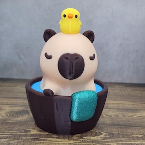 愛らしいカピバラの水浴び姿 - ちょっと変わったギフトアイデア