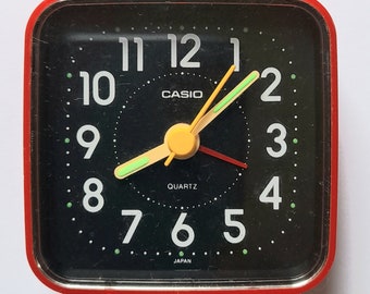 Vintage kersenrode Casio Alarm Quartz bureau/nachtkastje/reiswekker