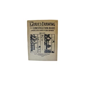 Op de afbeelding: Een vintage boek getiteld "Graded Drawing and Construction Books" met nummer 7 op de omslag. De omslag bevat zwart-wit illustraties van bomen en architecturale elementen. Het boek is van de A. Flanagan Company, Chicago.