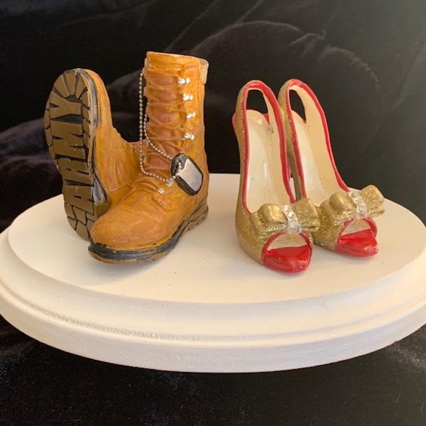 Botte militaire de l'armée, de la marine, des marines et décoration de gâteau de mariage à talons hauts. Parfait pour le marié patriote et sa fiancée de grande classe !