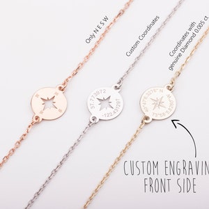 Puede incluir: Tres pulseras de br&uacute;jula de oro, plata y oro rosa con un dise&ntilde;o de estrella y coordenadas grabadas. Las pulseras est&aacute;n sobre un fondo blanco. El texto en las pulseras dice "Only NESW", "Custom Coordinates" y "Coordinates with genuine Diamond 0.005 ct".