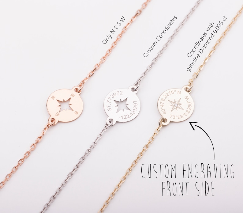 Puede incluir: Tres pulseras de br&uacute;jula de oro, plata y oro rosa con un dise&ntilde;o de estrella y coordenadas grabadas. Las pulseras est&aacute;n sobre un fondo blanco. El texto en las pulseras dice "Only NESW", "Custom Coordinates" y "Coordinates with genuine Diamond 0.005 ct".