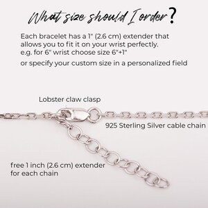 Puede incluir: Primer plano de una cadena de cable de plata con un cierre de langosta y un extensor de 2,6 cm. La cadena est&aacute; etiquetada como "Cadena de cable de plata 925 Sterling".
