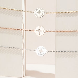 Puede incluir: Tres pulseras de plata con dijes de br&uacute;jula. Cada dije tiene una rosa de los vientos y coordenadas. El dije superior tiene las coordenadas "40.476.3276&deg;N 73.58.5.8260&deg;W". El dije del medio tiene una rosa de los vientos con las direcciones N, E, S y W. El dije inferior tiene las coordenadas "37.773972 -122.431297".