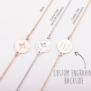 Puede incluir: Tres pulseras de oro, plata y oro rosa con un dije de br&uacute;jula. El dije de la br&uacute;jula tiene una estrella recortada y las palabras "Juntos, incluso a distancia" grabadas en el lateral. Las pulseras est&aacute;n disponibles con un dije en blanco, un dije con texto personalizado o un dije en versi&oacute;n diamante.