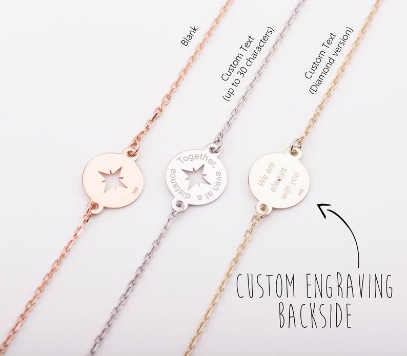Puede incluir: Tres pulseras de oro, plata y oro rosa con un dije de br&uacute;jula. El dije de la br&uacute;jula tiene una estrella recortada y las palabras "Juntos, incluso a distancia" grabadas en el lateral. Las pulseras est&aacute;n disponibles con un dije en blanco, un dije con texto personalizado o un dije en versi&oacute;n diamante.