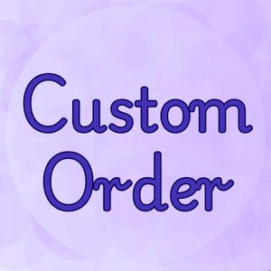 Può includere: Sfondo viola e bianco con il testo "Custom Order" in un carattere blu con contorno.