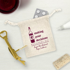 Bolsa de golosinas de favor de fiesta personalizada con tema de vino, bolsa de kit de resaca de despedida de soltera, bolsa de favor de fiesta temática de bodega imagen 1