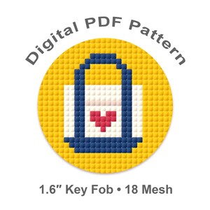 Op de afbeelding: Een digitaal PDF-patroon voor een sleutelhanger. Het ontwerp toont een gepixeld beeld van een tas met een rood hart op een gele achtergrond. De tekst "Digital PDF Pattern" staat boven het beeld. De sleutelhanger is 4,06 cm.