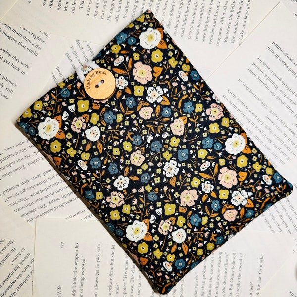 Quaint Cottage Calico Midnight | Floral | Moda | Book sleeve | Kindle sleeve Paperwhite | padded with button closure