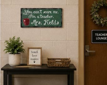 パーソナライズされた教師用サイン、「私を怖がらせることはできない、私は教師だ」、8x17インチの金属製サイン、カスタム名入り教師ギフト、教室装飾、教師への感謝