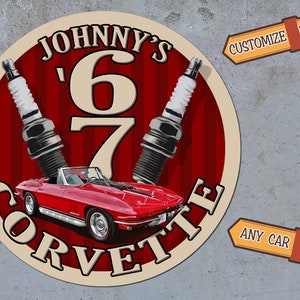 Puede incluir: Un círculo rojo y blanco con el texto "JOHNNY'S '67 CORVETTE" en contorno blanco. Dos bujías están cruzadas detrás del texto. Un Corvette rojo convertible está en el centro del círculo. El texto "CUSTOMIZE IT" está en una pancarta amarilla con ribete rojo. El texto "ANY CAR" está en una pancarta amarilla con ribete rojo.