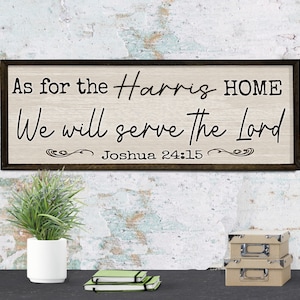 Puede incluir: Un letrero de madera con marco marrón y fondo beige. El letrero dice "As for the Harris HOME We will serve the Lord Joshua 24:15".