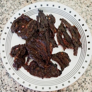 Trinidad Scorpion Pepper Beef Jerky smaak boordevol Nuclear HOT. 2 ounces van Etsy's Hottest Jerky. Sappig, zoet en hartig Schokkerig.