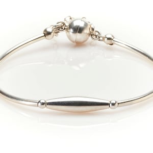 Pulseira de prata esterlina ‘Stately’ com barra de ouro 14 K ou barra de prata esterlina e fecho magnético de prata esterlina com corrente