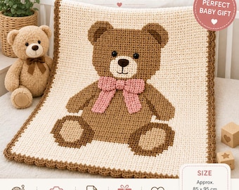 Puede incluir: Patrón de ganchillo para una manta de bebé con osito de peluche. La manta es marrón y crema, con un diseño de osito de peluche y un lazo rosa. La manta mide aproximadamente 85 x 95 cm. El texto en la imagen dice "Teddy Bear Baby Blanket" y "Crochet Pattern".