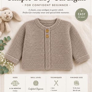 Op de afbeelding: Een breipatroon voor een eenvoudige babyvest. Het beige vest heeft een ronde hals en houten knopen. Het patroon is voor zelfverzekerde beginners en bevat maten voor 0-36 maanden. Afgewerkte maat past borsten van 36-61 cm (14-24 inch).
