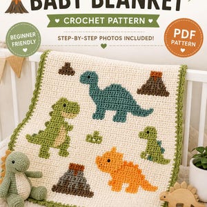 Op de afbeelding: Haakpatroon voor een babydeken met een dinosaurus thema. De deken heeft een crèmekleurige achtergrond met groene, blauwe en oranje dinosaurus applicaties en vulkaanontwerpen. De deken is ongeveer 85 x 95 cm groot.